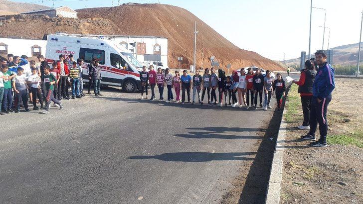 Tuzluca’da Okullar arası koşu düzenlendi G3