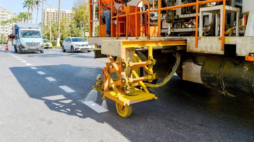 Mersin’de yol çizgileri yenileniyor