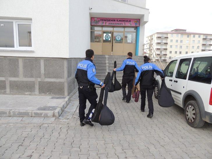 Kars polisinden öğrencilere saz ve gitar G1