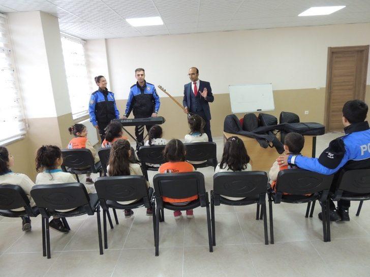 Kars polisinden öğrencilere saz ve gitar G4