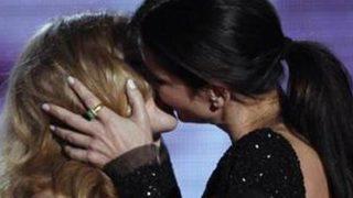 Sahnede böyle öpüştüler