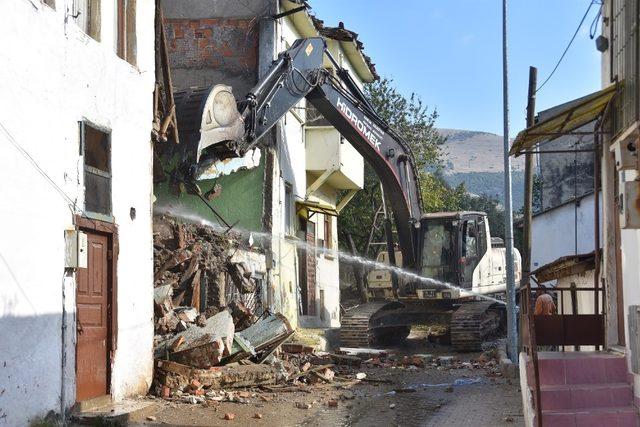 Gemlik Belediyesi’nden metruk bina temizliği