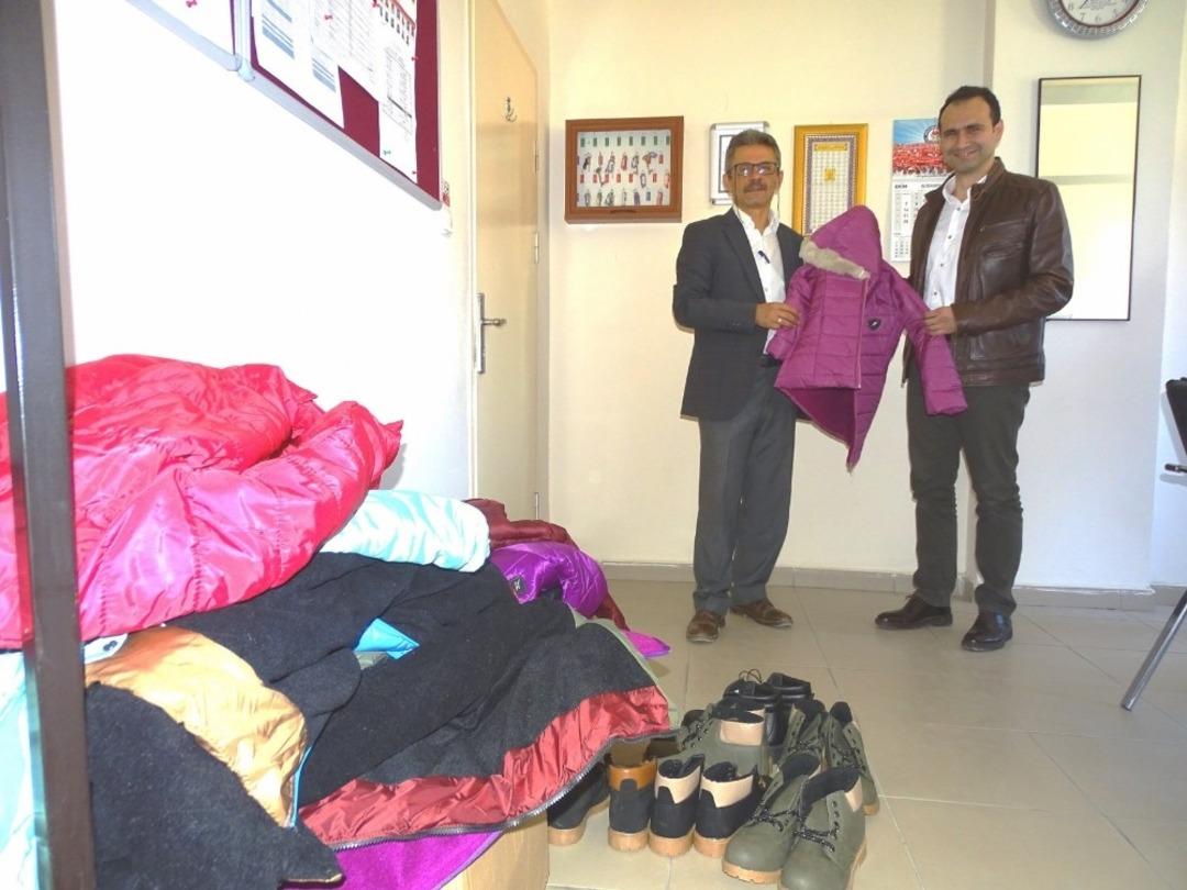 Hisarcık&rsquo;ta 40 &ouml;ğrenciye bot ve mont yardımı