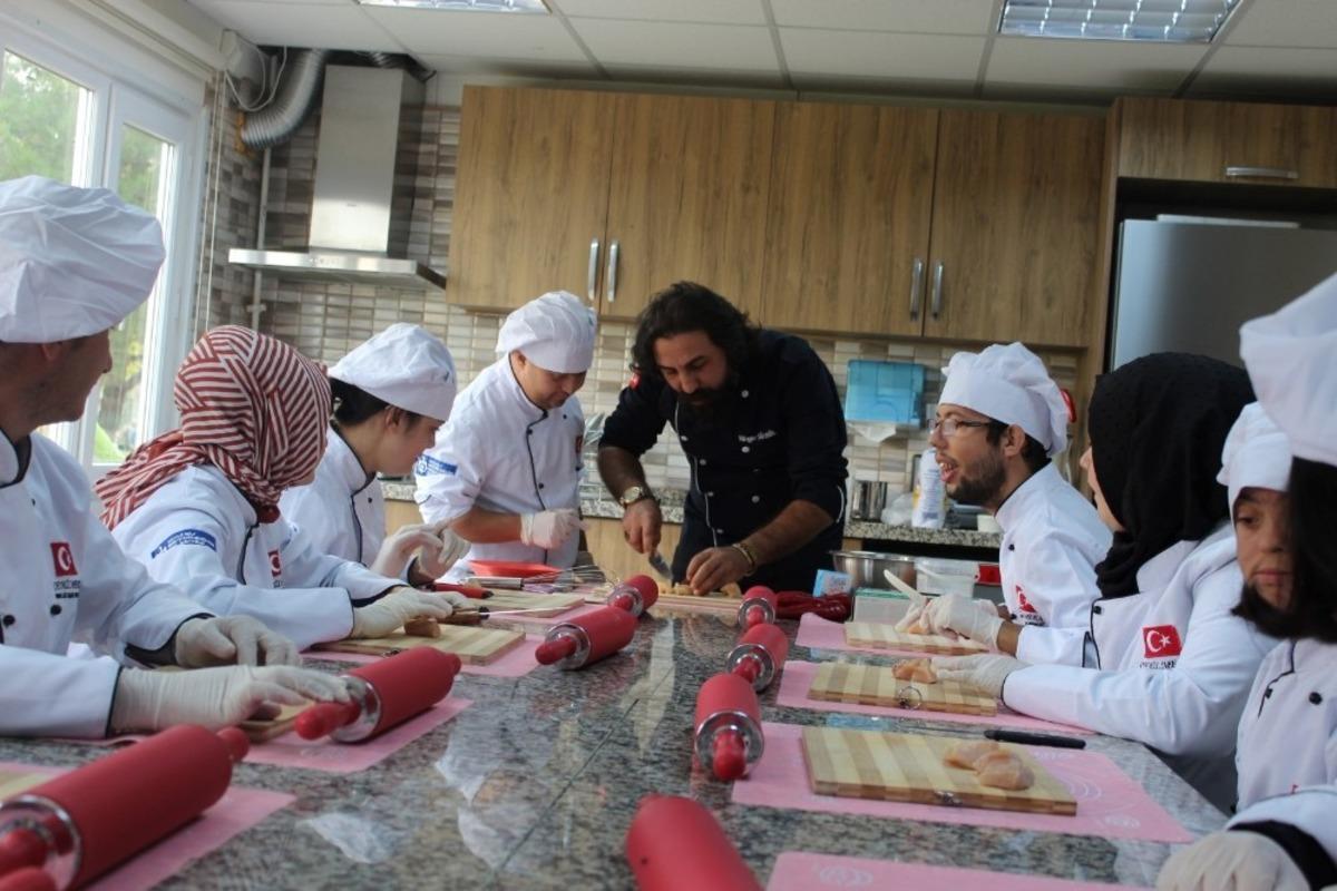 Şef R&uuml;zgar S&uuml;nb&uuml;l, Cemil Meri&ccedil; &ouml;ğrencileriyle yemek yaptı