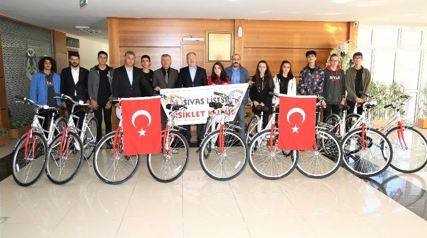 Başkan Bilgin öğrencilere bisiklet hediye etti