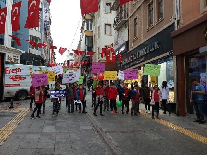 Minik öğrenciler ‘Çocuk Hakları’ için yürüdü G2