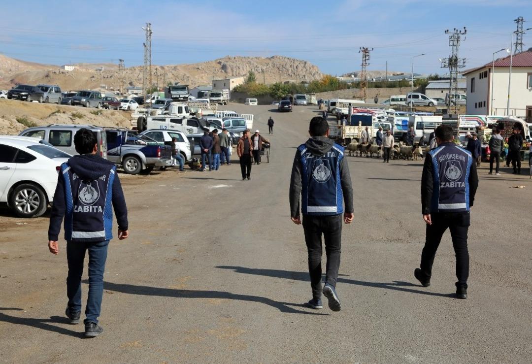 Hayvan pazarı ka&ccedil;ak kasaplardan temizlendi