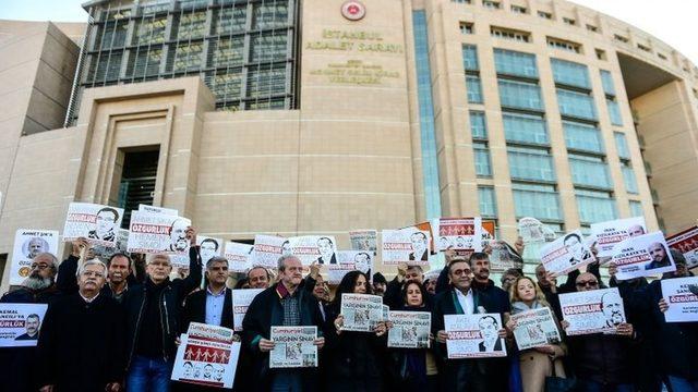 Bugünkü duruşma öncesi tutuklu gazete çalışanlarına destek için mahkeme İstanbul Adliye Sarayı önünde toplananlar