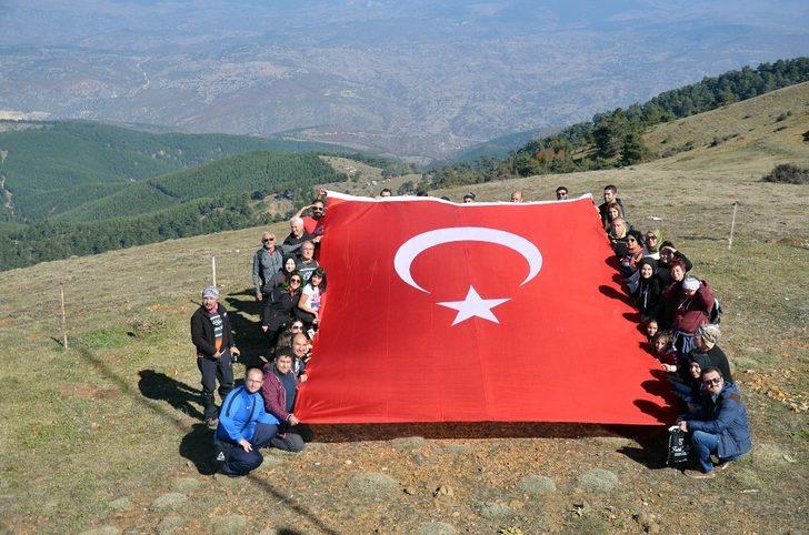 Cumhuriyet Bayramını doğa yürüyüşü ile kutladılar G1