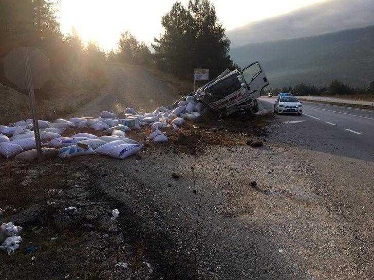 Yoldan çıkan kamyon devrildi: 2 yaralı G2