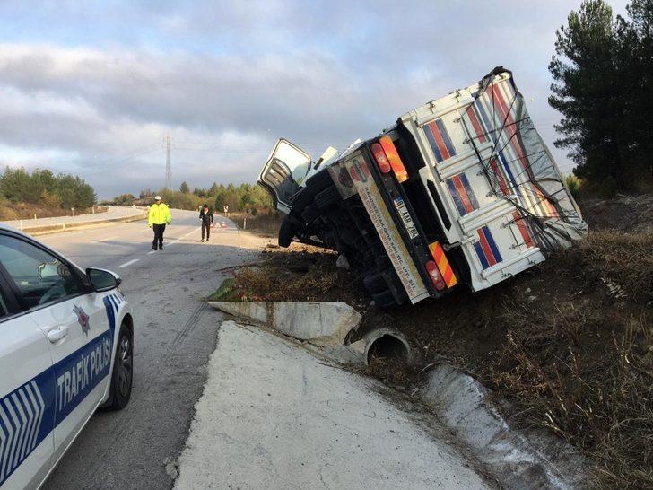 Yoldan çıkan kamyon devrildi: 2 yaralı G3