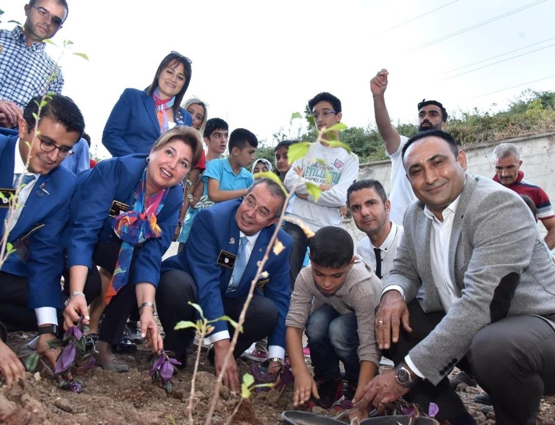 Başkan Yılmaz, işitme engelli &ccedil;ocuklarla &ccedil;i&ccedil;ek ekti