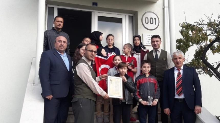 &Ouml;ğrencilerden Mehmet&ccedil;iğe bağış