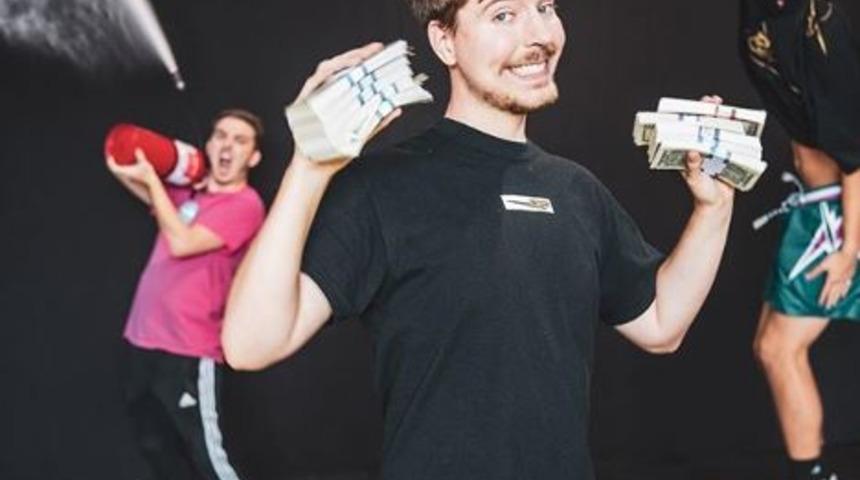 Çılgın YouTuber, takipçilerine bir bavul para dağıtacak!