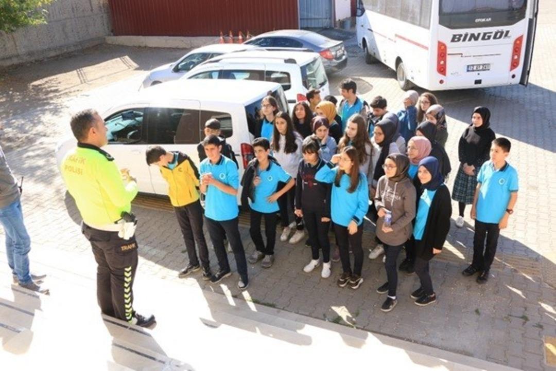 Bing&ouml;l polisi, &ouml;ğrencileri bilgilendirdi