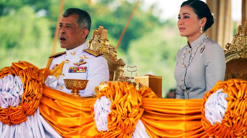 Tayland Kralı'ndan önce eşine sonra saray çalışanlarına şok!
