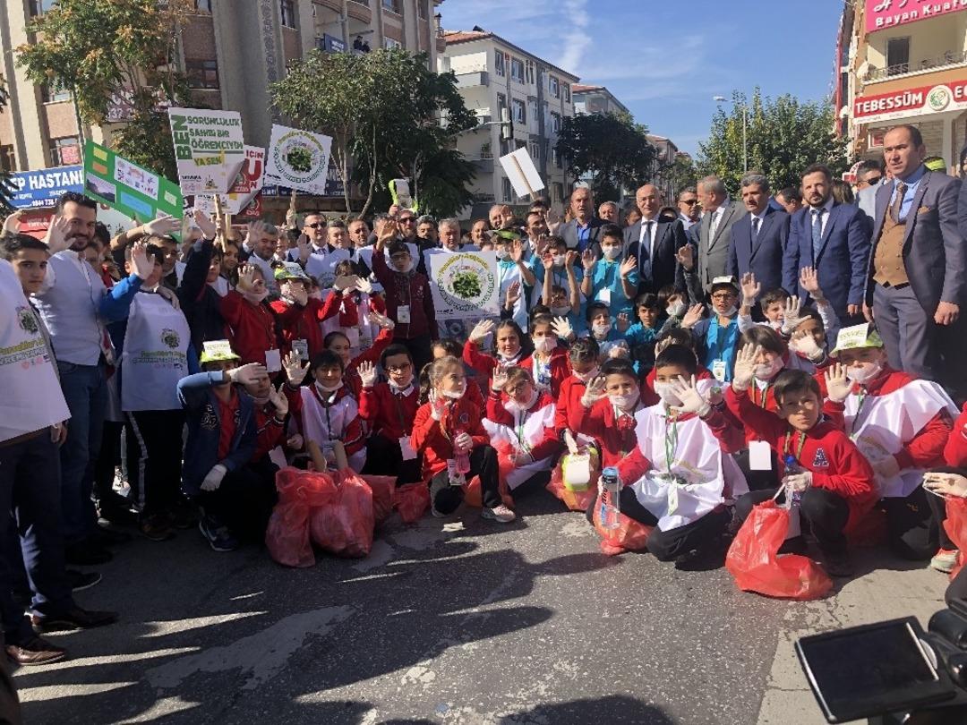 Pursaklar sokakları &ouml;ğrenciler tarafından temizlendi