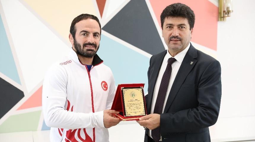 Rekt&ouml;r Sarıbıyık&rsquo;tan, D&uuml;nya Şampiyonu Altun&rsquo;a teşekk&uuml;r plaketi