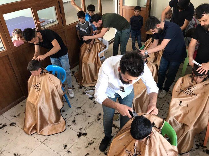 Diyarbakırlı berber Mehmet Öner ve çalışanları köy okullarına gidip çocukları ücretsiz tıraş etti G2