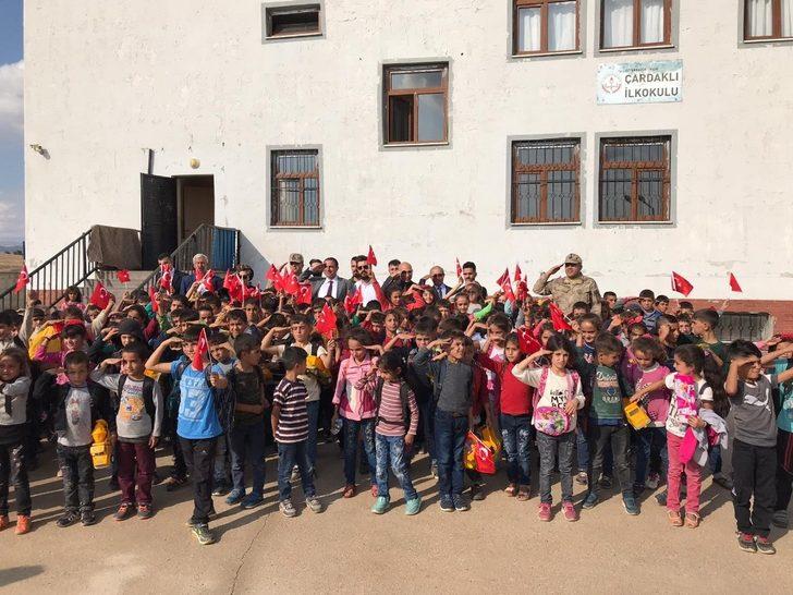 Diyarbakırlı berber Mehmet Öner ve çalışanları köy okullarına gidip çocukları ücretsiz tıraş etti G4