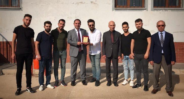 Diyarbakırlı berber Mehmet Öner ve çalışanları köy okullarına gidip çocukları ücretsiz tıraş etti G5