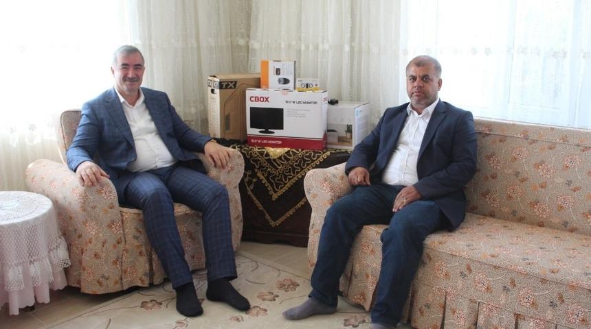 Başkan Turanlı, muhtarlara bilgisayar hediye etti