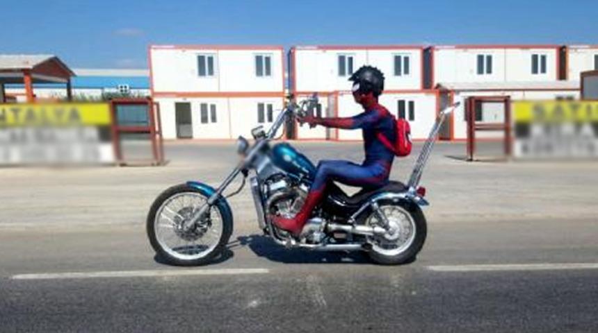 Antalya'da örümcek adam kostümlü sürücü şaşırttı