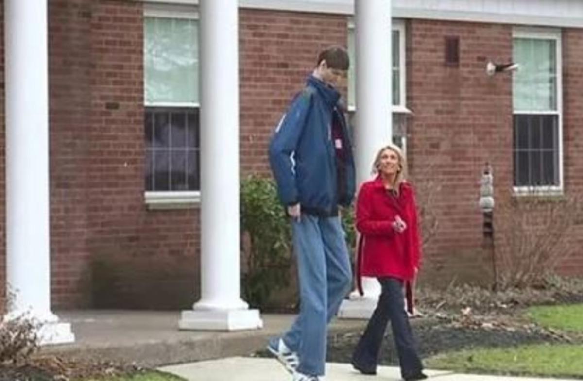 17 yaşındaki Basketbolcu Robert Bobroczky'nin boyu g&ouml;renleri şaşkına &ccedil;eviriyor!