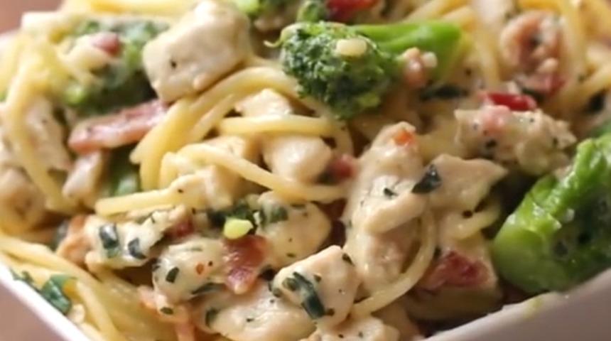 Brokolili Tavuklu Makarna