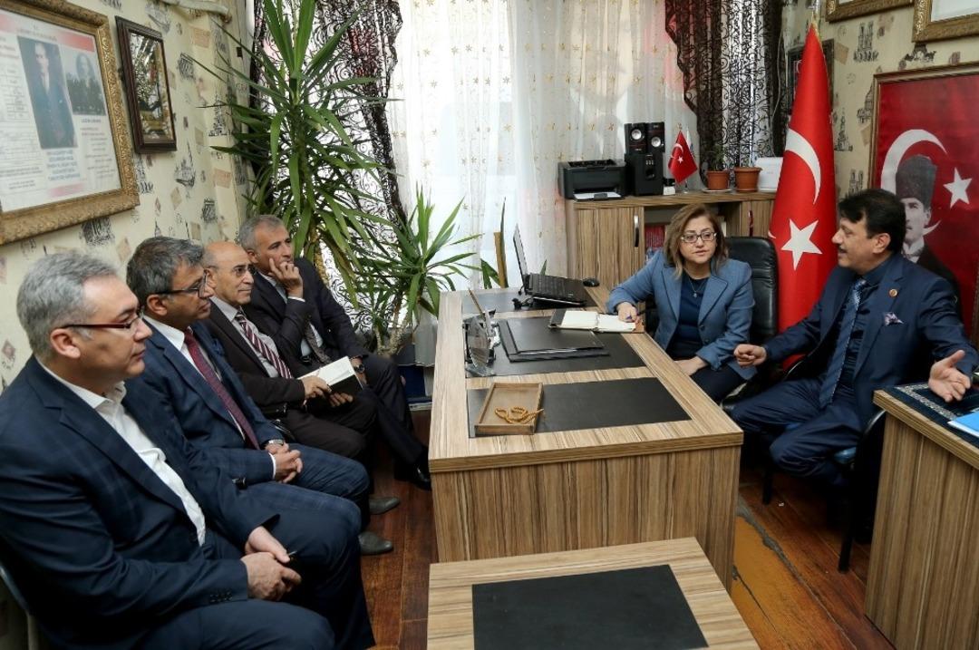 Başkan Şahin, 2 mahalleyi ziyaret etti