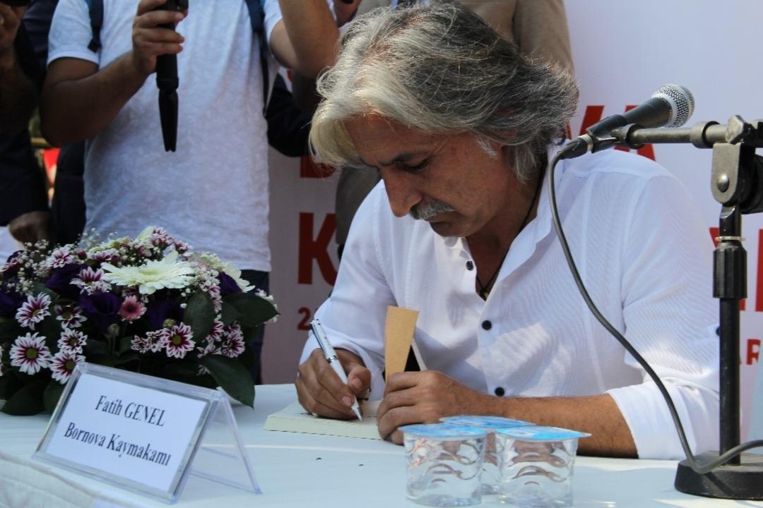 Kaymakam Genel, "Az Daha &Ccedil;oktur" isimli kitabını imzaladı