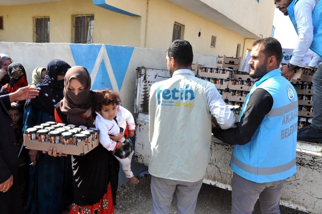 Sınırdaki muhta&ccedil; ailelere gıda yardımı yapıldı.