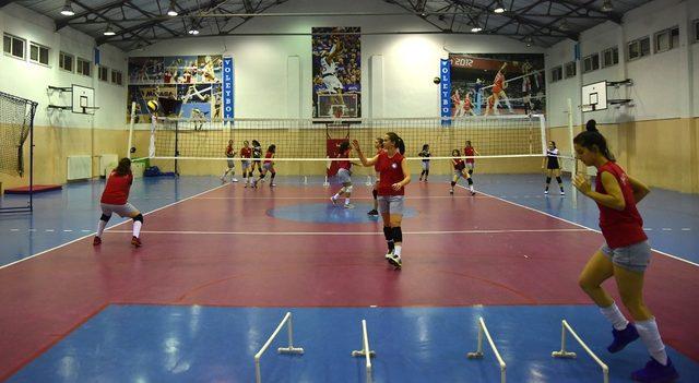 Başkan Ataç başarılı voleybolcuları ziyaret etti