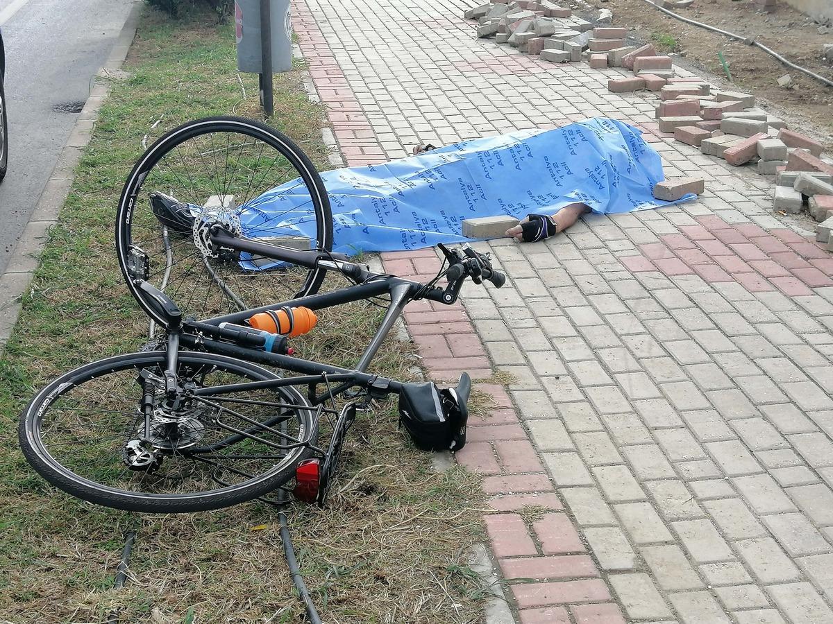 Bisikletten d&uuml;şen Danimarkalı &ouml;ld&uuml;
