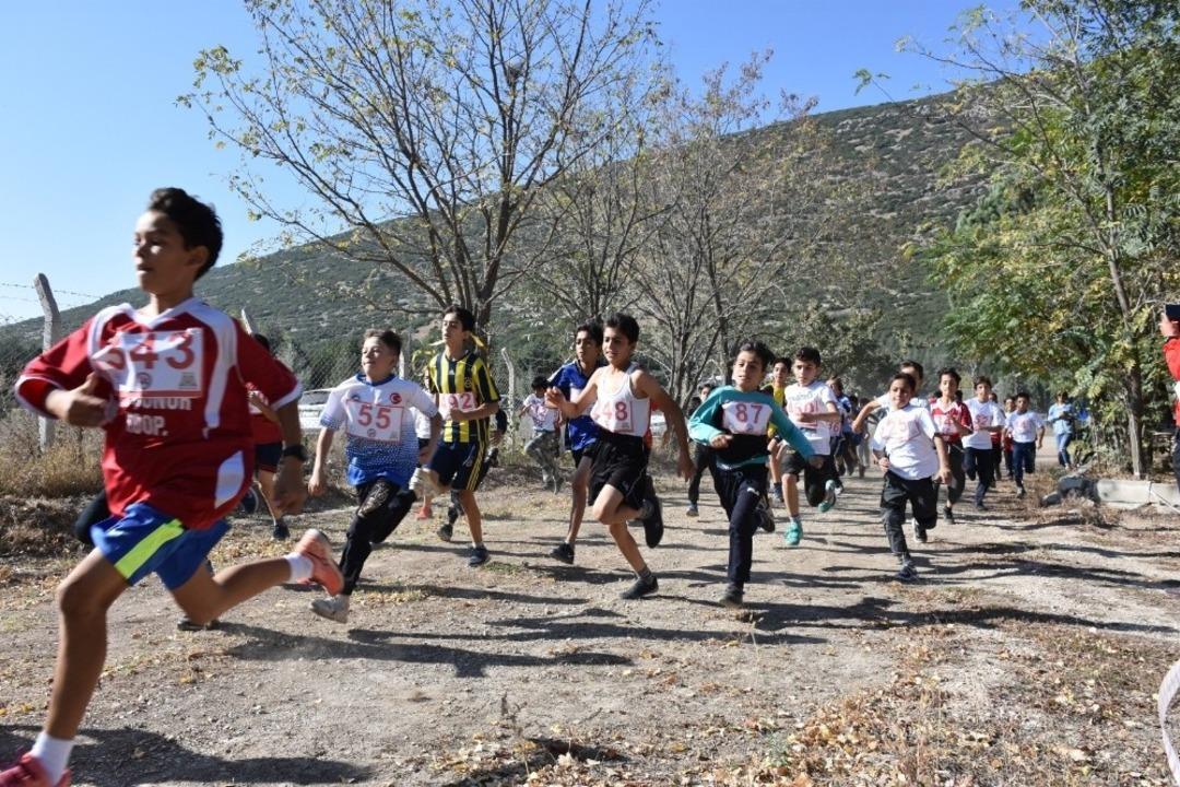 Isparta&rsquo;da y&uuml;zlerce sporcu atletizm yarışmasında ter d&ouml;kt&uuml;