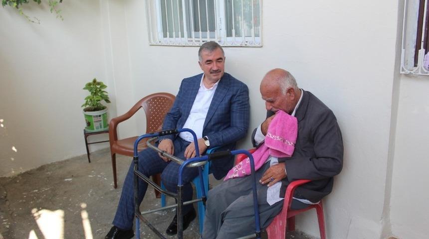 Başkan Turanlı, engelli vatandaşları evinde ziyaret etti