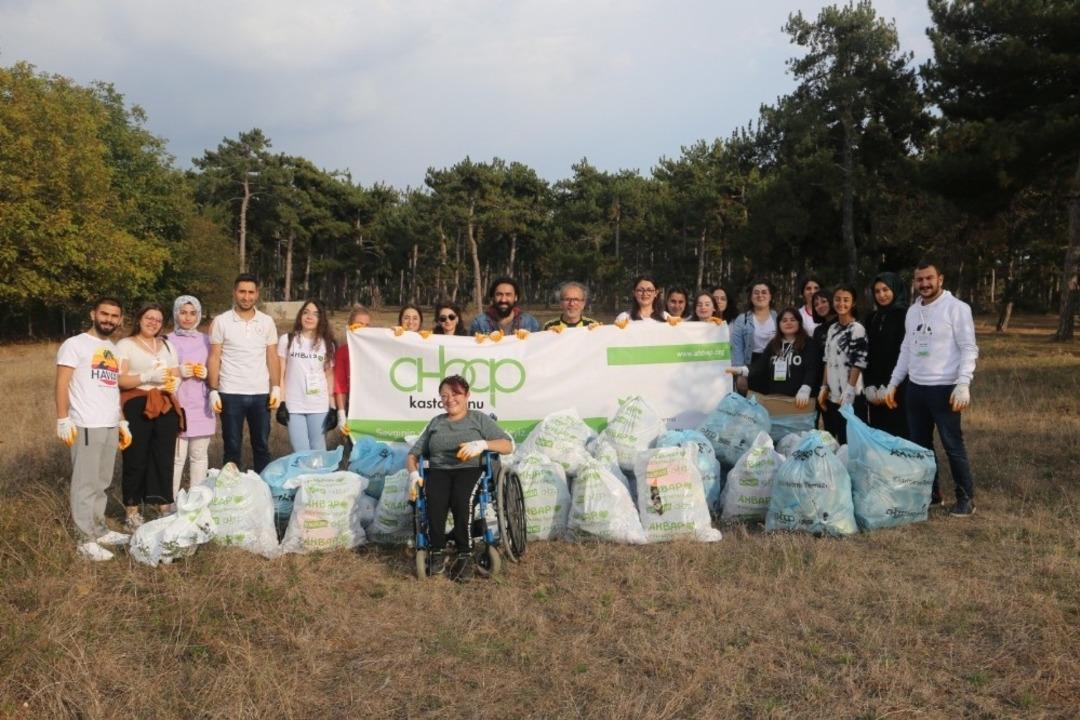 AHBAP g&ouml;n&uuml;ll&uuml;leri, &ccedil;evrede temizlik yaptı