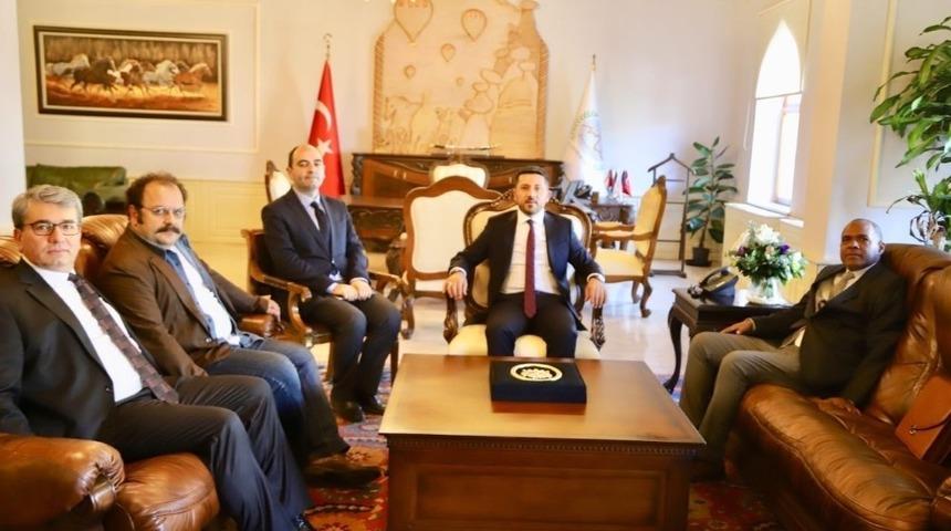 K&uuml;ba B&uuml;y&uuml;kel&ccedil;isi Nunez, Belediye Başkanı Arı&rsquo;yı ziyaret etti