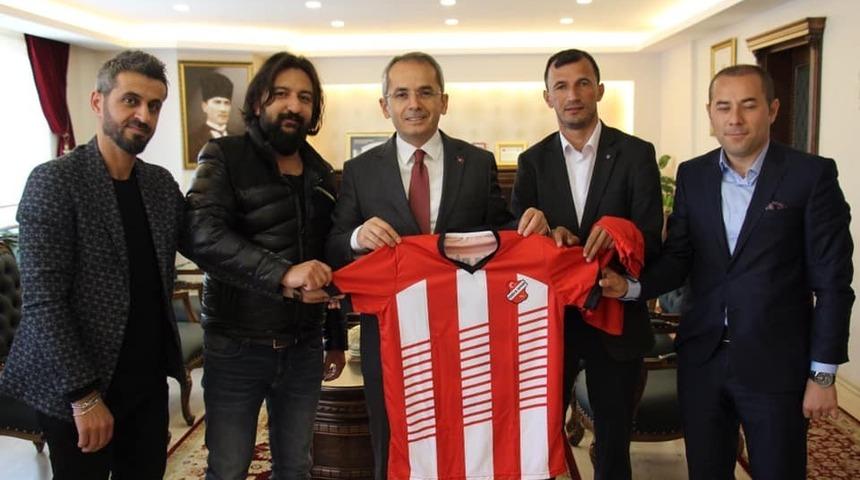 Tosyaspor&rsquo;dan Kaymakam Pişkin ve Başkan Kavaklıgil&rsquo;e forma