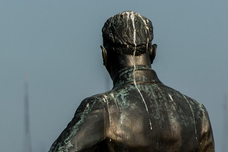 Atatürk'ün ilk heykelinin bu hali büyük tepki çekti G1