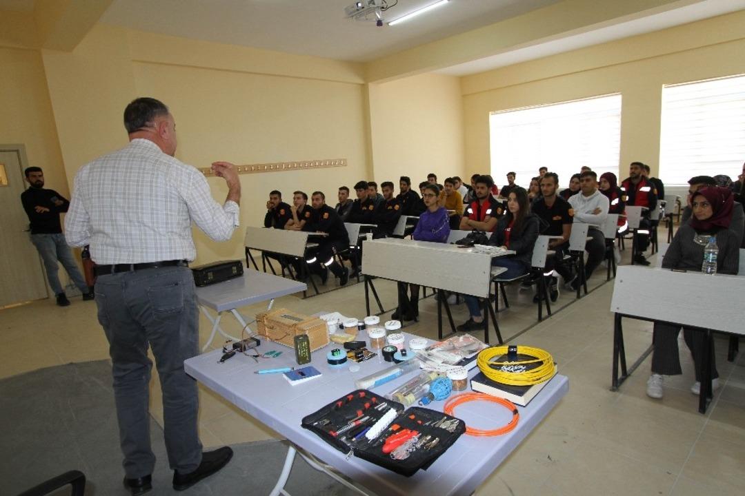 KAY&Uuml; B&uuml;nyan MYO&rsquo;da &Ouml;ğrencilere Ş&uuml;pheli Paket Eğitimi Verildi