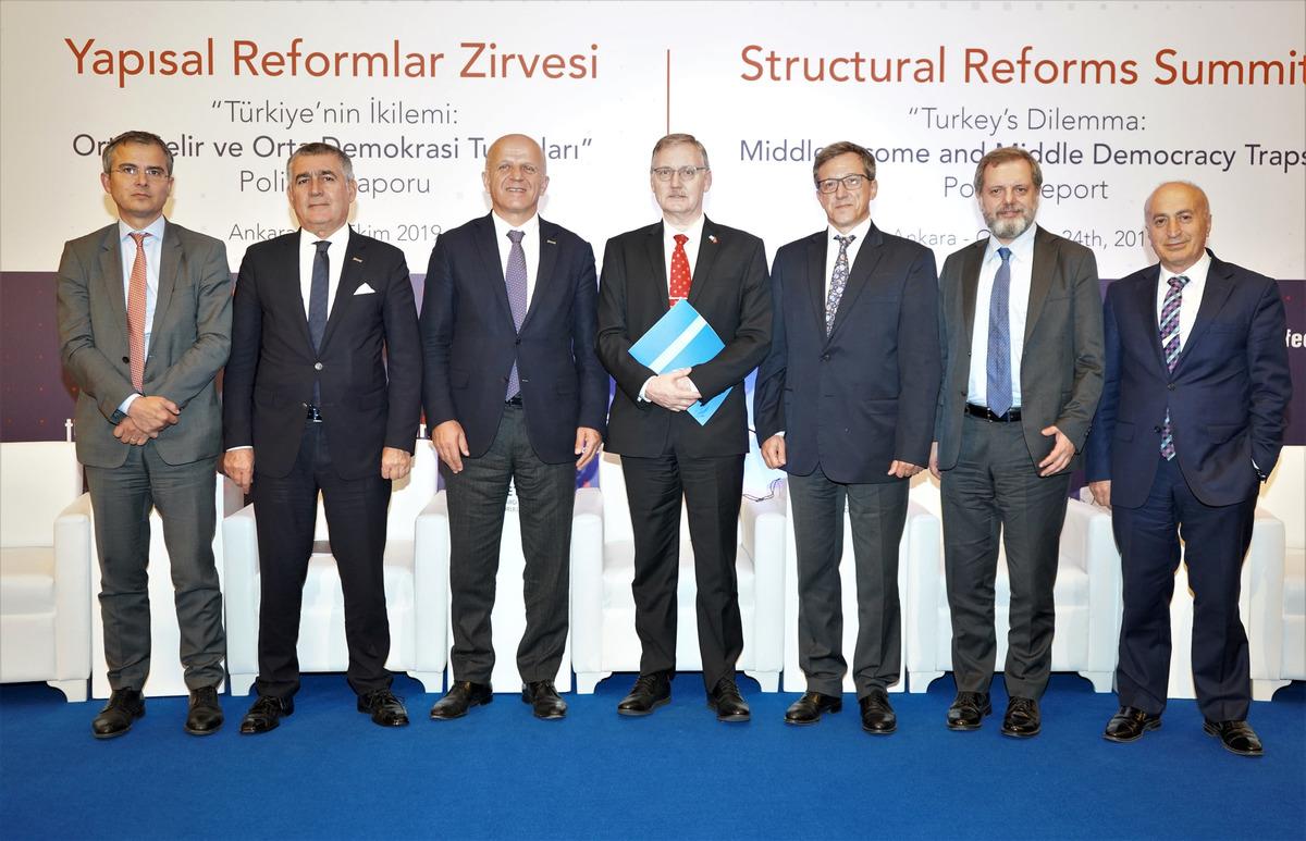 'Orta Gelir ve Orta Demokrasi Tuzakları' politika raporu a&ccedil;ıklandı