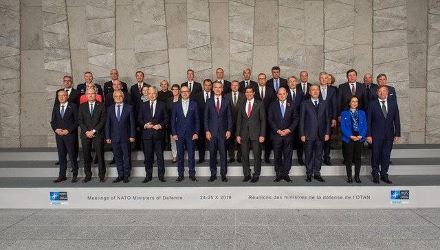 Bakan Akar, NATO Savunma Bakanları aile fotoğrafına katıldı