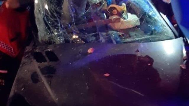 Kontrolden çıkan otomobil aydınlatma direğine ok gibi saplandı: 2 yaralı