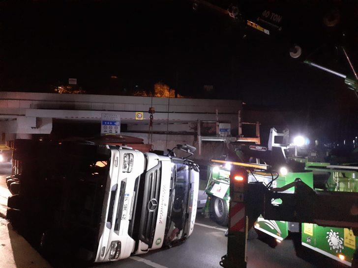 Bakırköy'de tren yolundaki köprüye çarpan tır devrildi: 1 yaralı G1