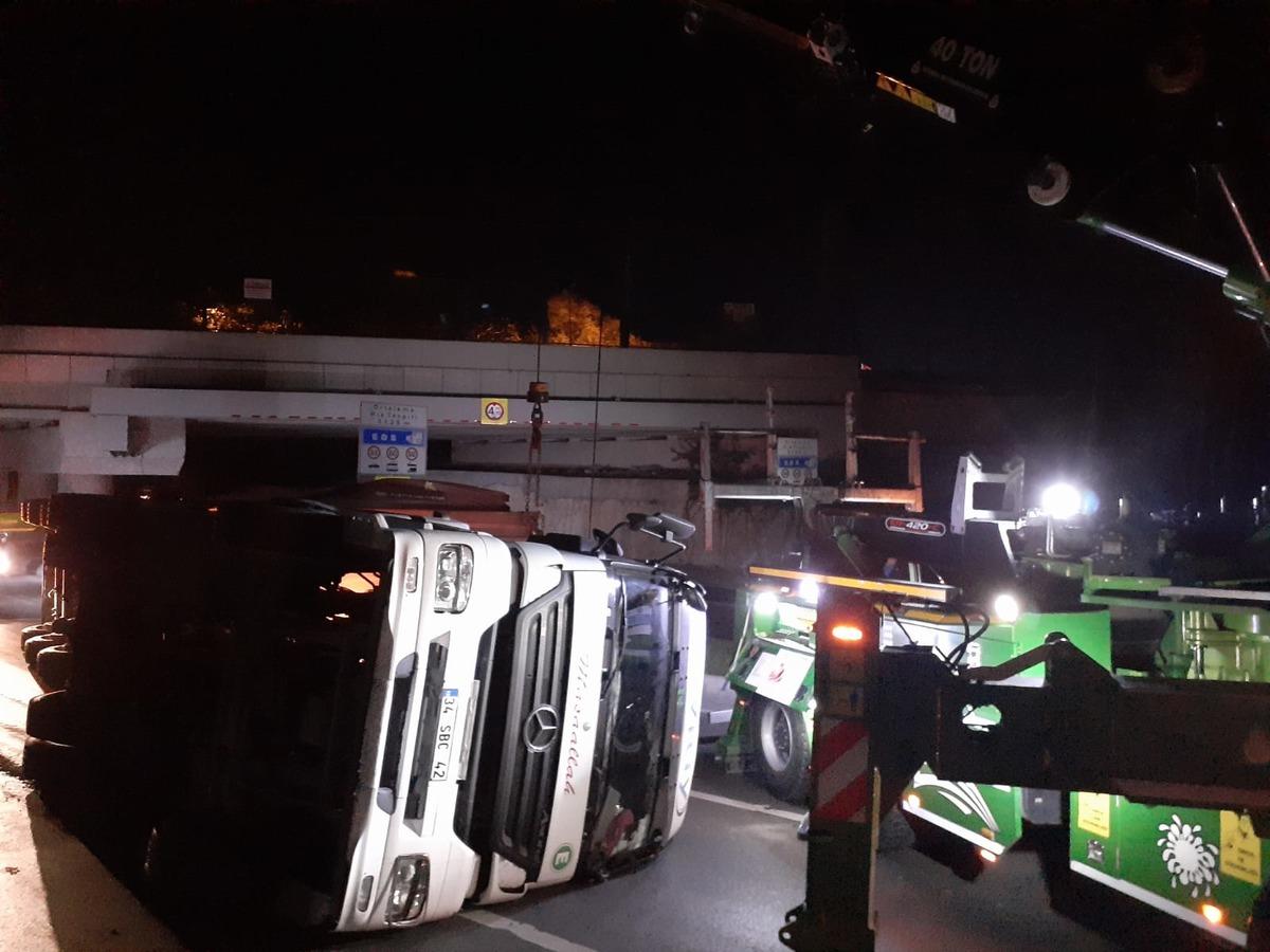 Bakırk&ouml;y'de tren yolundaki k&ouml;pr&uuml;ye &ccedil;arpan tır devrildi: 1 yaralı
