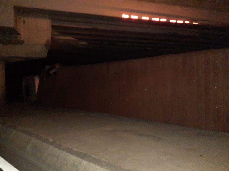 Bakırköy'de tren yolundaki köprüye çarpan tır devrildi: 1 yaralı G2