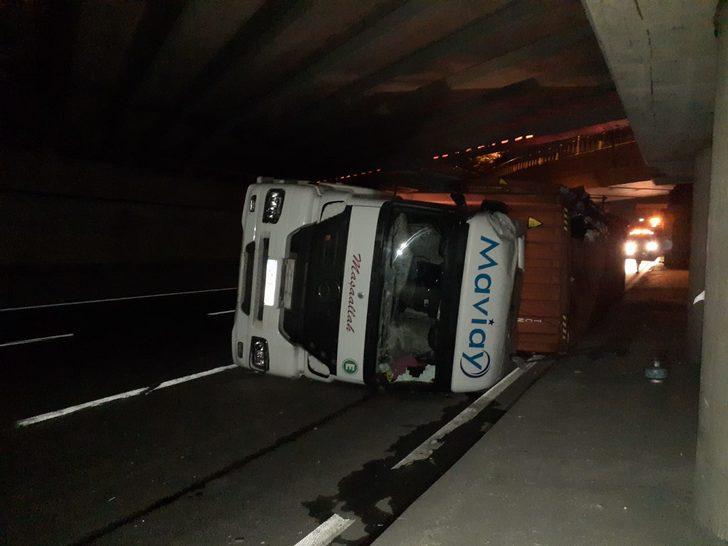 Bakırköy'de tren yolundaki köprüye çarpan tır devrildi: 1 yaralı G3