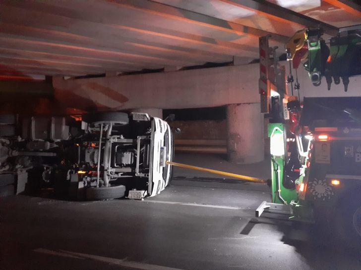 Bakırköy'de tren yolundaki köprüye çarpan tır devrildi: 1 yaralı G4