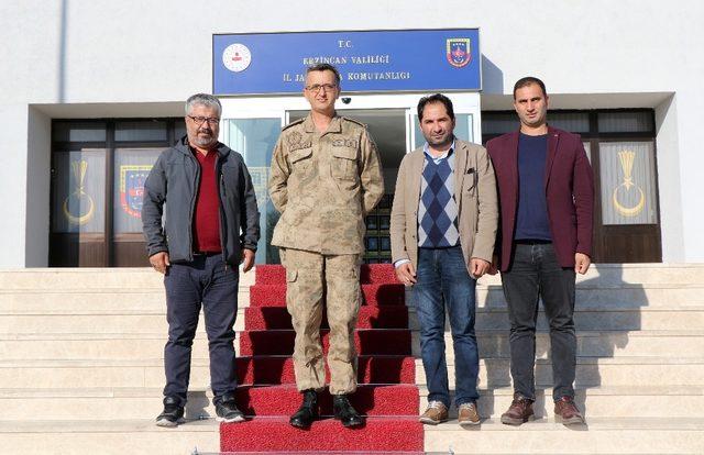 Gazetecilerden Erzincan İl Jandarma Komutanı Altıntaş’a ‘hayırlı olsun’ ziyareti